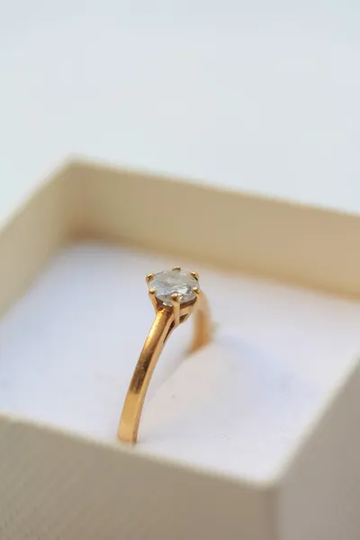 Solitaire nişan yüzüğü — Stok fotoğraf