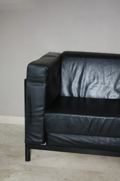 Дизайн интерьера: черный кожаный диван — стоковое фото