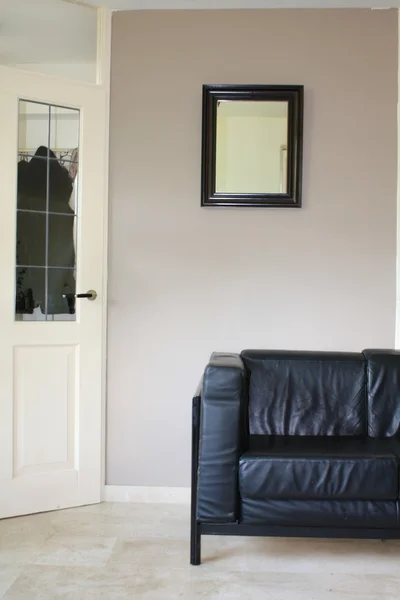 Interior design: black leather sofa — Stock Photo, Image