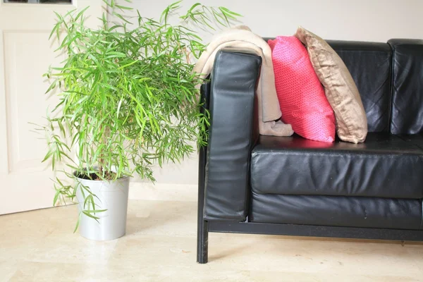 Design de interiores: sofá de couro preto — Fotografia de Stock