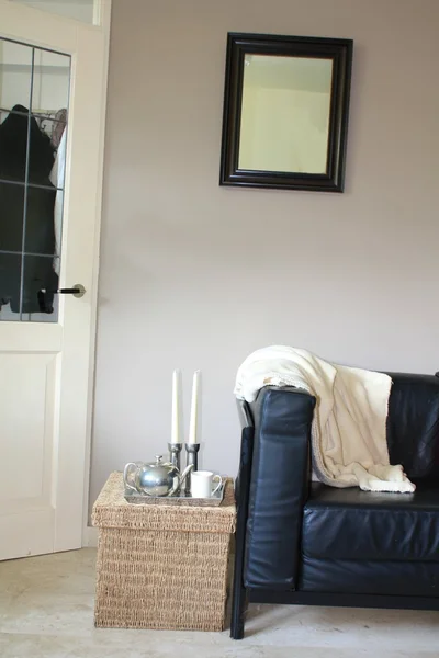 Дизайн интерьера: черный кожаный диван — стоковое фото