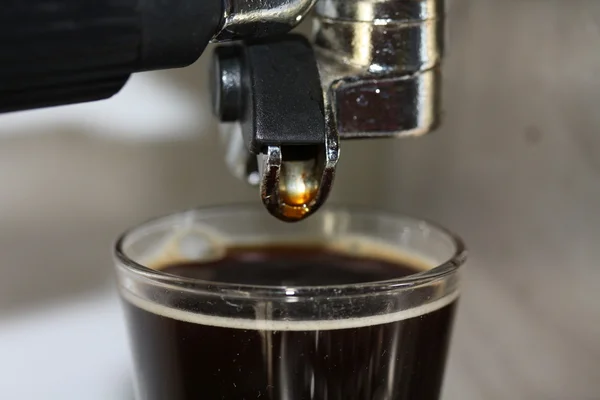 Att göra en espresso — Stockfoto