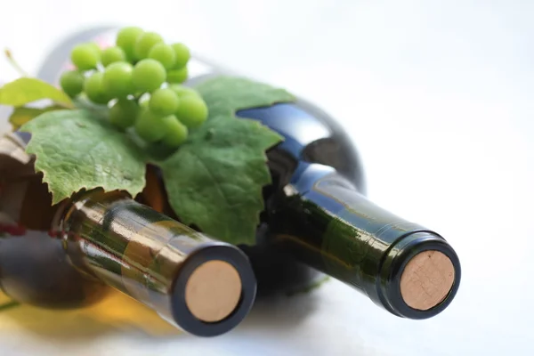 Druvor och vin flaskor — Stockfoto