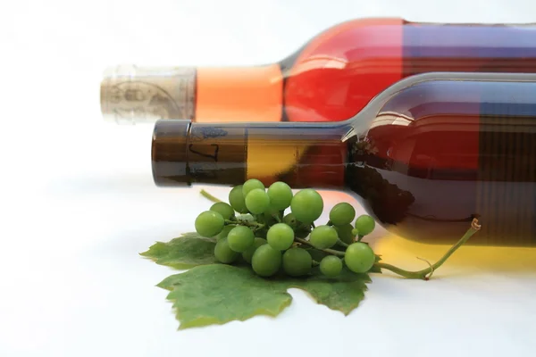 Uvas y botellas de vino —  Fotos de Stock