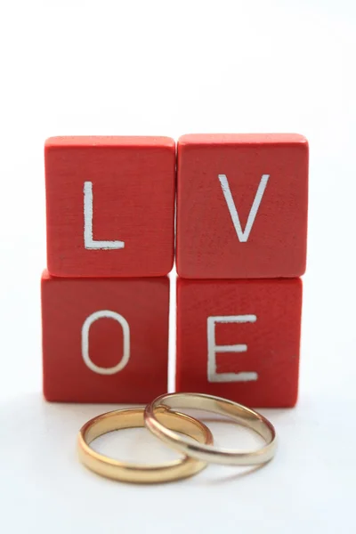 Liebesbriefe und Hochzeitsbänder — Stockfoto