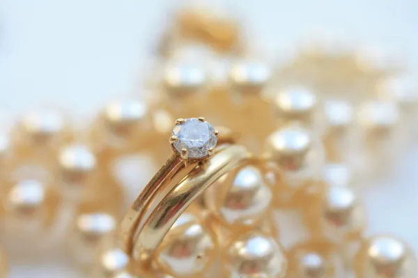 Diamond snubní prstýnek a svatební kapela — Stock fotografie