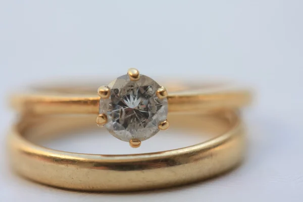 Anel de noivado de diamante e aliança de casamento — Fotografia de Stock