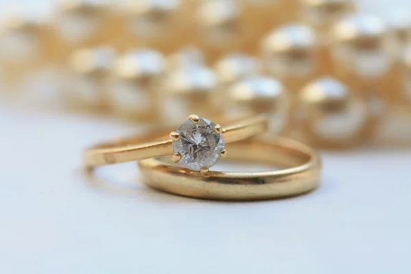 Anillo de compromiso de diamantes y banda de boda — Foto de Stock