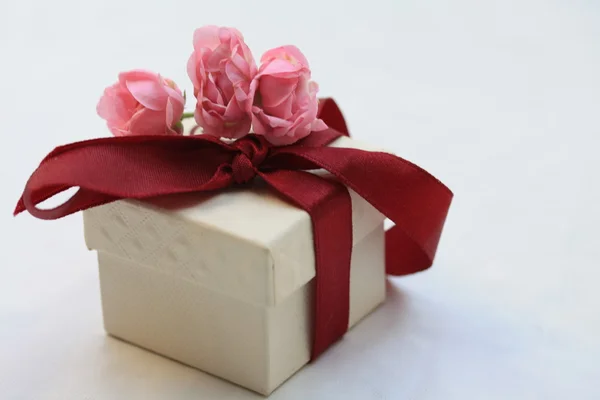 Caixa de anel, decorada com uma fita de cetim — Fotografia de Stock