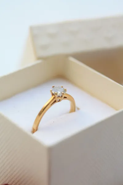 Обручальное кольцо - готово к предложению — стоковое фото