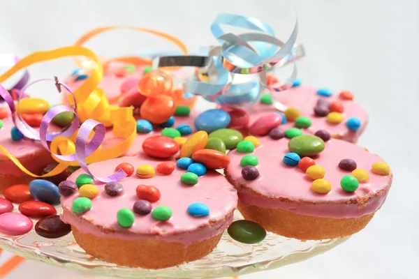 Roze geglaceerde cupcakes - childrens birthda Stockafbeelding