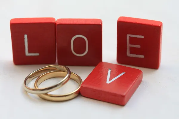 Liebesbriefe und Hochzeitsbänder Stockfoto