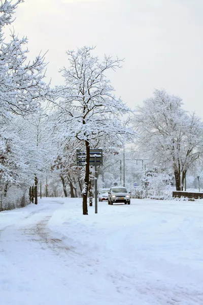 Автомобили на зимней дороге — стоковое фото