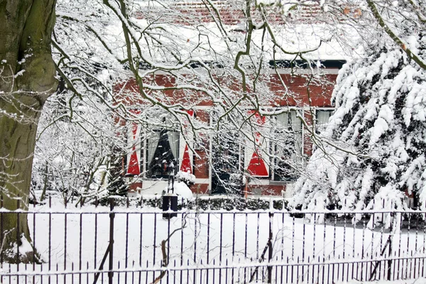 Dom domek wiejski w śniegu — Zdjęcie stockowe