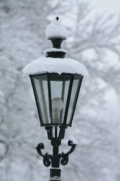 Uma lanterna coberta de neve — Fotografia de Stock