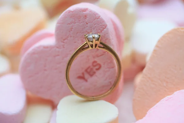 Diament pierścionek i cukierki serca — Zdjęcie stockowe