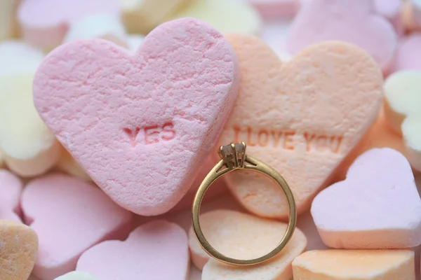 Бриллиантовое кольцо и конфетные сердца — стоковое фото