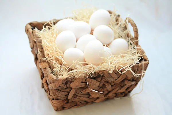 Ovos em uma cesta — Fotografia de Stock