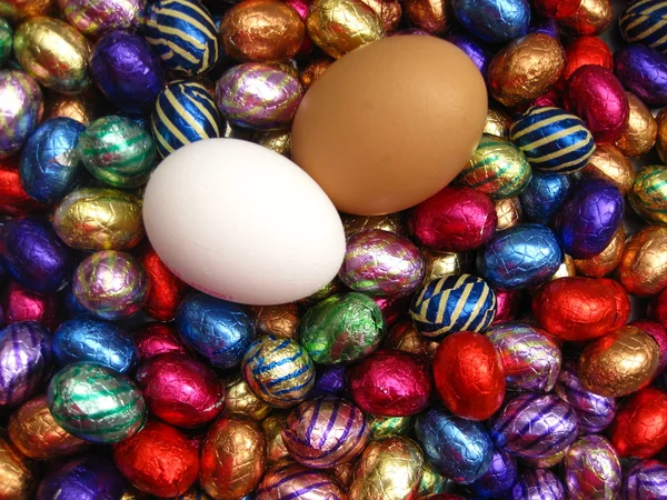 Huevos de Pascua de chocolate Imágenes de stock libres de derechos