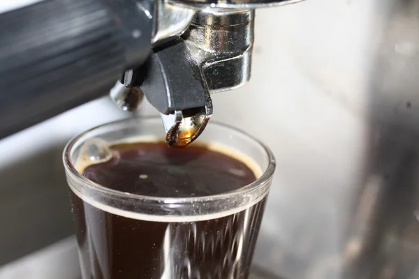 Att göra en traditionell espresso — Stockfoto