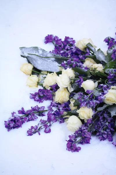 Weiße und violette Blumenarrangements Stockbild