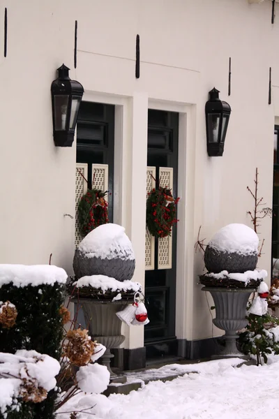 Frontdoors z Wieńce na Boże Narodzenie — Zdjęcie stockowe