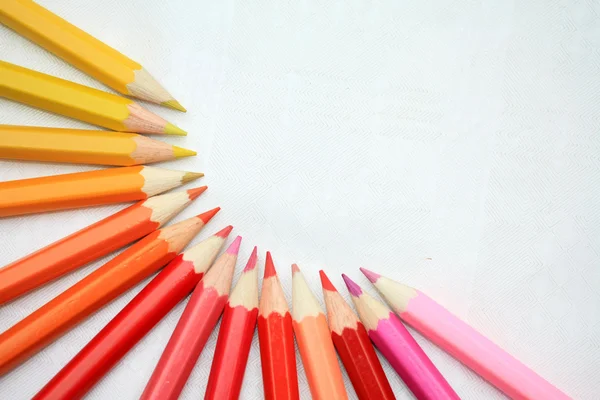黄色、赤、ピンク色の鉛筆 — ストック写真