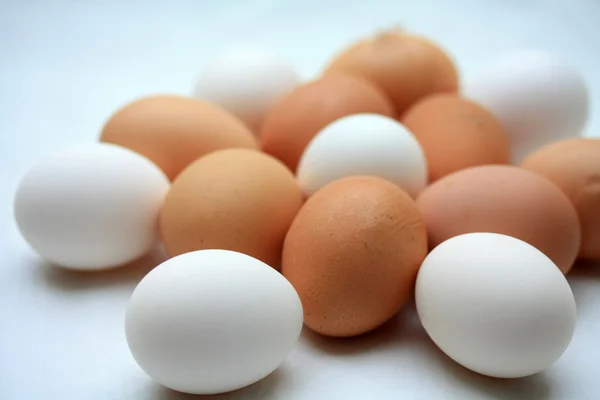 Группа свежих яиц — стоковое фото