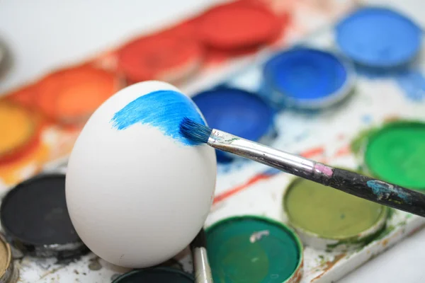 Coloring an easter egg — Stock Photo, Image