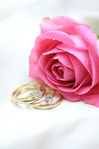 Pokój Dwuosobowy dla nowożeńców zestaw i różowy róża — Zdjęcie stockowe