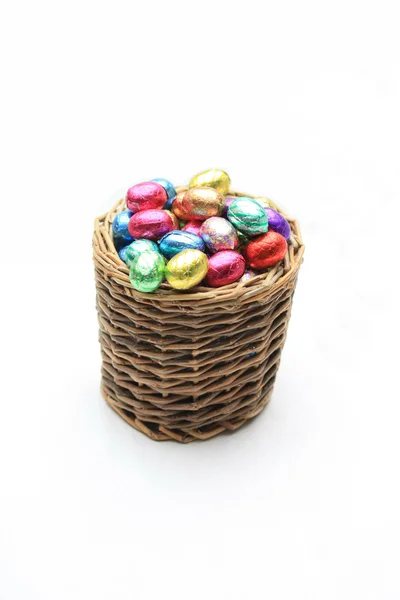 Wiklinowy kosz z czekoladowymi jajkami — Zdjęcie stockowe