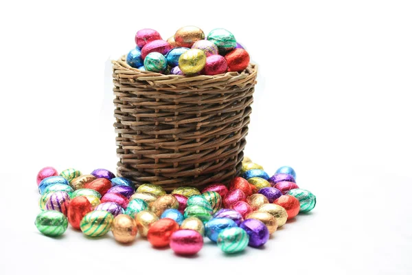 Cesta de vime com ovos de chocolate — Fotografia de Stock
