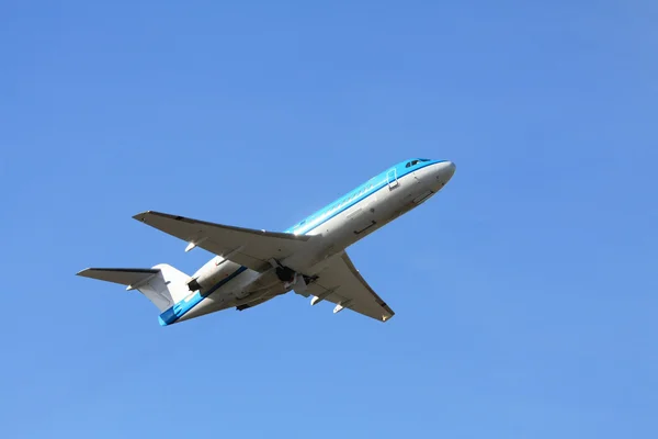 Departing airplane in a clear blue sky — Stock Photo, Image