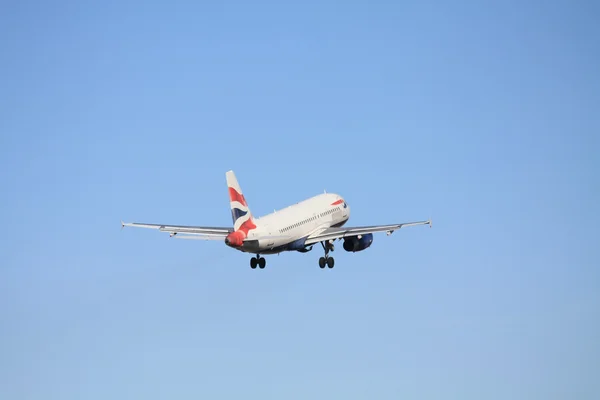 Salida del avión en un cielo azul claro — Foto de Stock
