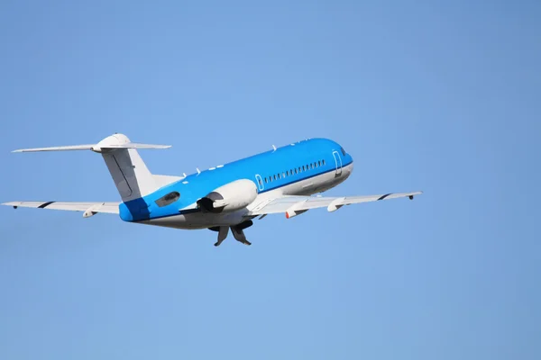 Departing airplane in a clear blue sky — Zdjęcie stockowe