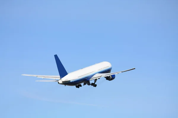 Пассажирские самолеты после взлета — стоковое фото