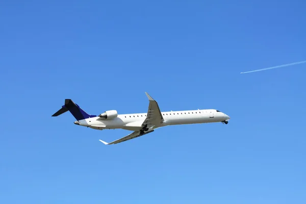 Літак у ясному блакитному небі — стокове фото