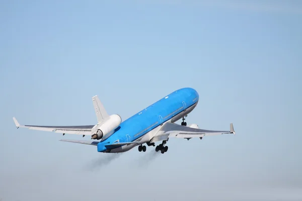 Plane in a clear blue sky — Stock Photo, Image