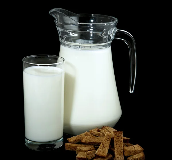 Молока глечиком грінками — стокове фото