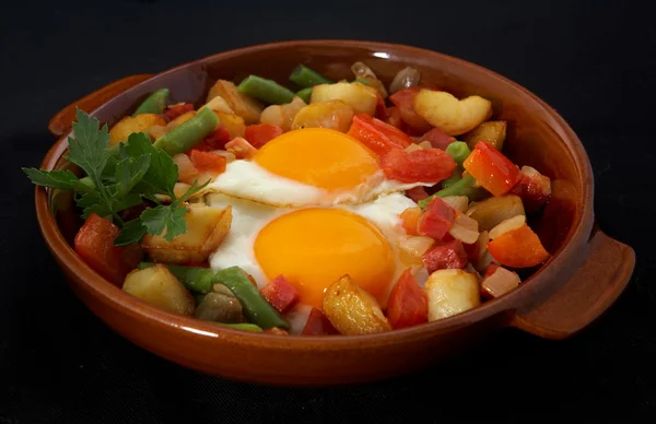 Жареные овощи с яйцом — стоковое фото