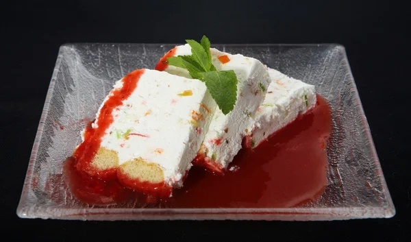 Tårta med jordgubbs mousse — Stockfoto