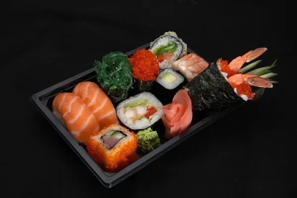 Misture rolos japoneses e sushi assorti — Fotografia de Stock