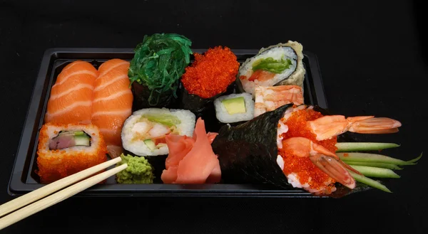 Meng Japanse rollen en sushi assorti — Stockfoto
