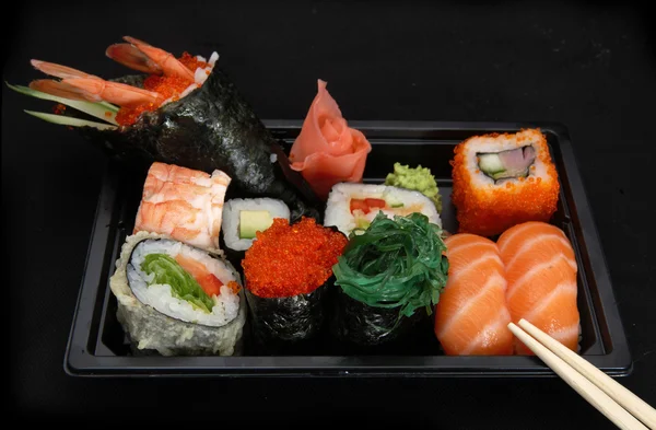 Meng Japanse rollen en sushi assorti — Stockfoto