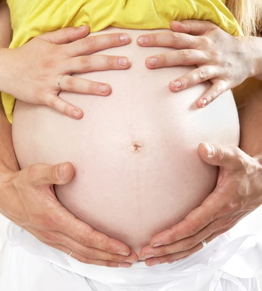 Těhotná žena kontakt s její břicho. — Stock fotografie