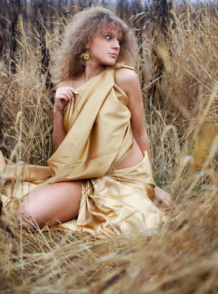 Junge Frau auf dem Herbstfeld — Stockfoto