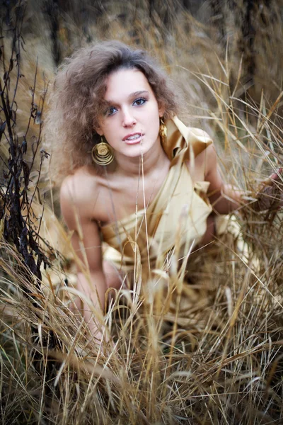 Mladá žena na podzimní pole — Stock fotografie