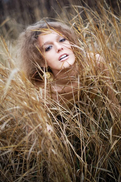 Молодая женщина на осеннем поле — стоковое фото