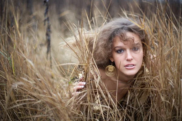 Vacker kvinna på fältet hösten — Stockfoto