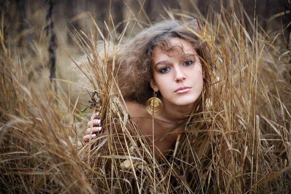 Молодая женщина на осеннем поле — стоковое фото